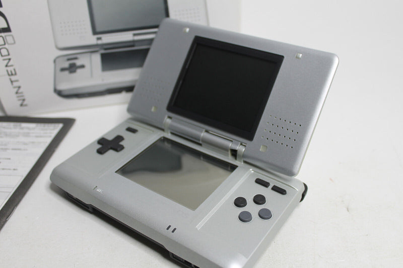 Laden Sie das Bild in Galerie -Viewer, Nintendo DS Platinum Silber Spielkonsole Neuwertig Schanier gebrochen mit OVP
