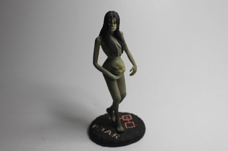 Laden Sie das Bild in Galerie -Viewer, Muckle Mannequins FEAR 3 - F.E.A.R. 3 - Alma - Top Zustand
